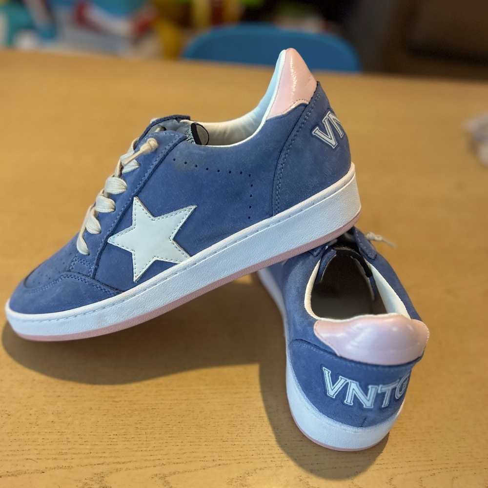 Vintage Havanna blue suede sneaker shoes with pink accent size 9